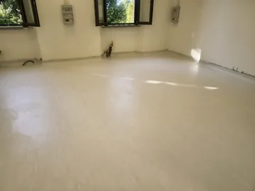 Sala ampia con pavimento in PVC chiaro