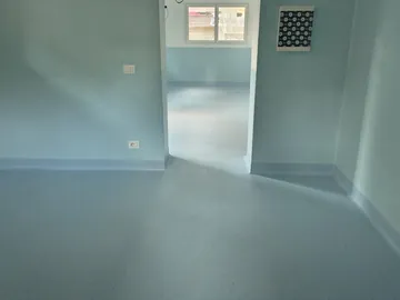 Due stanze con pavimento e pareti in PVC azzurro