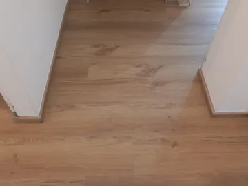 Disimpegno con pavimento effetto rovere