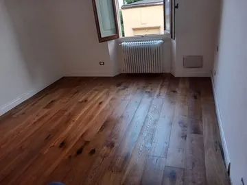 Camera con parquet prefinito in rovere anticato scuro
