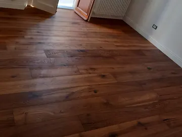 Stanza con parquet prefinito in rovere scuro