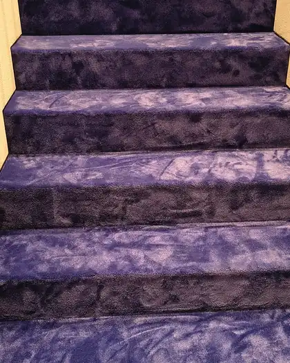 Scala interna con corrimano e gradini in moquette blu
