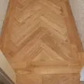 Bagno con parquet prefinito in rovere a spina di pesce